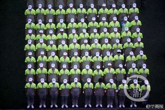 重庆一高校军训穿荧光衣