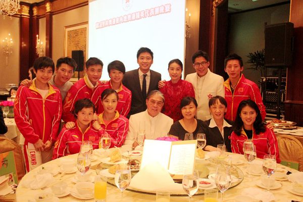 霍震霆委员（前左三）与内地奥运精英代表团在一起。