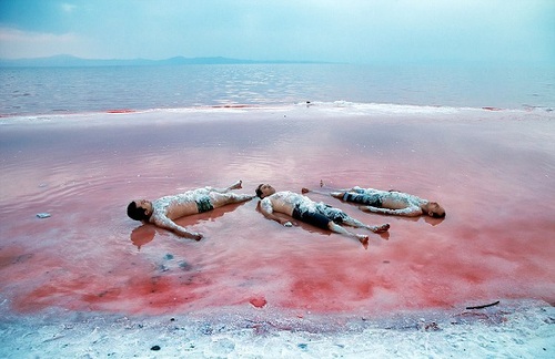 降雨来临水位上升伊朗“血湖”变回“健康蓝”（图）