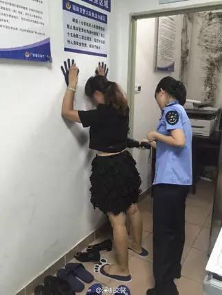 女司机不满交通处罚 罚单上签字