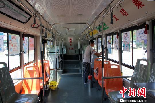 公交车厢内张贴的各类防骗漫画，惟妙惟肖通俗易懂。　周小云 摄