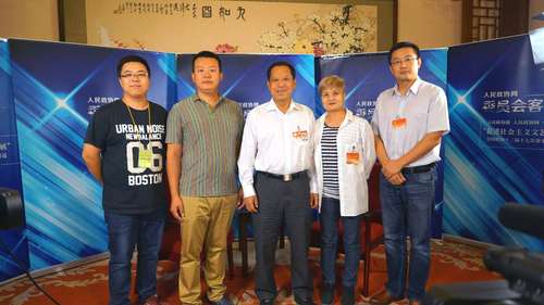 全国政协副主席刘晓峰（中）亲切看望并慰问报道组工作人员并合影留念