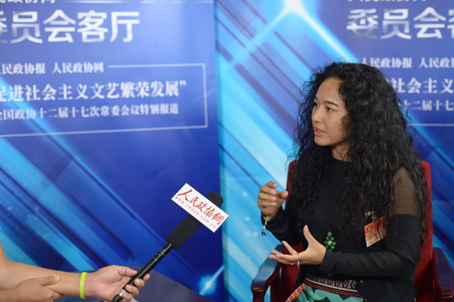 全国政协委员茸芭莘那做客《委员会客厅》