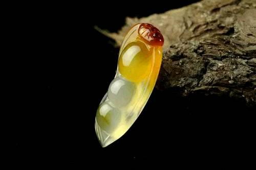 特别是那些经过精心雕琢过的自然玉髓，贵气十足，是目前珍藏市场上当之无愧的新宠，其价钱也随着珍藏价值的提升而上涨。玉髓的价钱目前还处于低位，加之市面上假货相对较少，所以其当下的投资风险较小。