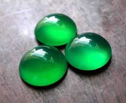 玉髓的颜色十分丰厚，其中紫、蓝、绿3种颜色的玉髓因产量较少而可谓精品，珍藏价值最高。比如巴西和印度尼西亚产的紫玉髓?；粕咨?、红色、黑色等颜色的玉髓产量较大，因而珍藏价值相对较低，每件价钱通常在几百元到数千元不等。