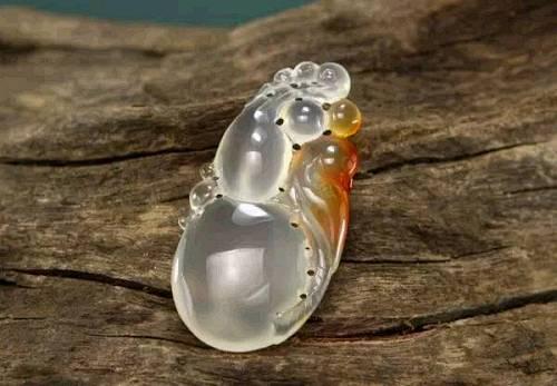 在一些人的观念中，玉髓就是玉之精髓，是玉中最为昂贵的种类。业内人士表示，这仅是对其字面意义的了解。实际上，玉髓是一种玉石，而不是玉?！翱笪镅Ф浴坝瘛钡亩ㄒ迨盅侠?，只包括极少的几个种类。