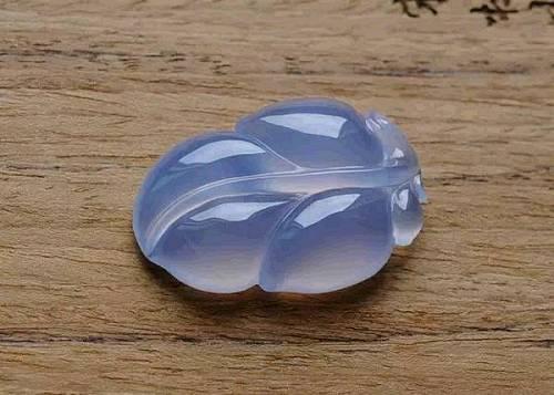 ‘玉石’的范围则普遍得多，如我们常见的翡翠、琥珀、玛瑙、玉髓等都属于玉石范畴?！本菀?，玉与玉髓的成分有着大相径庭，玉的主要成分为含有镁离子、亚铁离子的硅酸钙；而玉髓的主要成分是二氧化硅，为隐晶质石英的汇合体。这样看来，它们并非同一类物质。