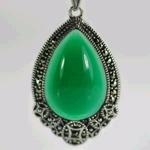 第三从重量上判别，翡翠的密度大于玉髓，因而，翡翠的手感比玉髓重；