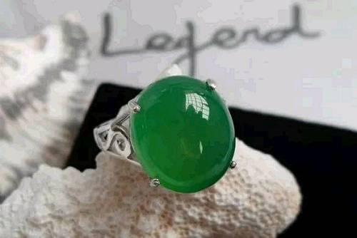 第四，从声音上判别，将两块翡翠悄然碰撞，会发出洪亮的声音，而将两块玉髓相互碰撞，则会发出沉闷的声音。