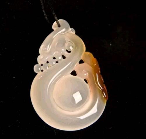 　　在古代，它是王公贵族、商贾富人的专享，如今却进入了寻常百姓家，成为流行大众的玉石品种。