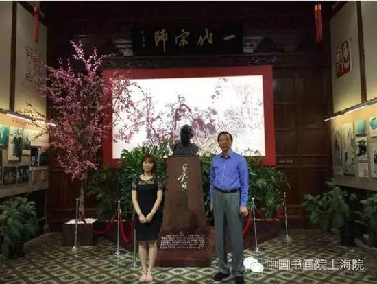 吴越老师与采访小组成员在吴昌硕纪念馆内合影