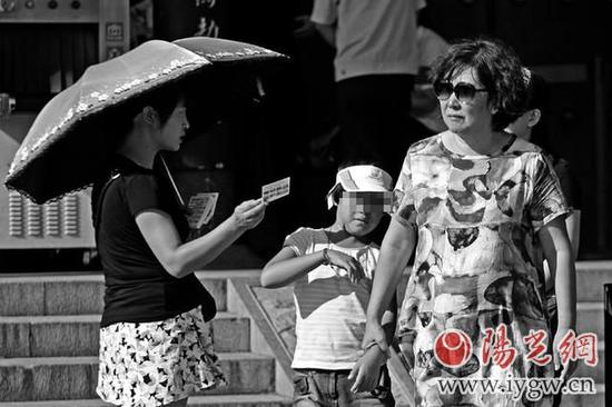 昨日，大雁塔附近“黑导游”拦路向游人发放私印的信息卡