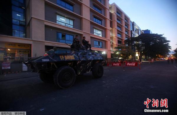 阿贝拉在一份声明中称，目前尚无人出面表示对事件负责，民众最好不要妄加猜测，同时避免前往人群密集的地方。图为事发地点警方的装甲车。