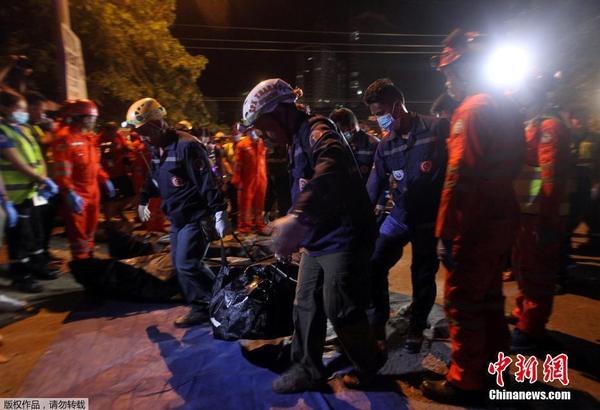 警方转移遇难者遗体。达沃市副市长保罗透露，5名男性和5名女性在爆炸中丧生。他表示，这对达沃和整个菲律宾来说都是悲伤的一天。