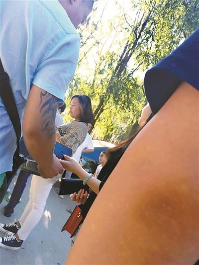 违章缴费排长队 黄牛趁机揽客