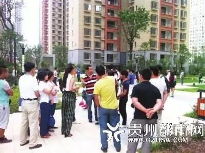 土豪买下单元楼第一层全部6套房 做出惊人之举