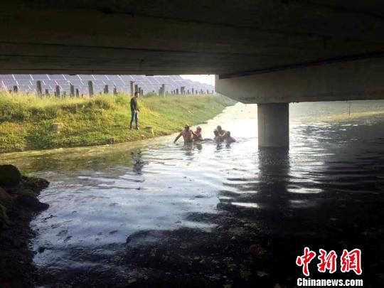 图为经过20分钟的搜寻，溺亡者遗体被找到。　黄伟 摄