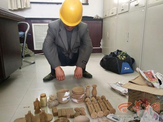 8月29日，榆林市公安局榆横分局沙河口派出所将正在售卖假文物的李某某带回派出所询问，其使用的文物全部从地摊上购买得来，自己做旧后在进行售卖。通讯员 尹晨强