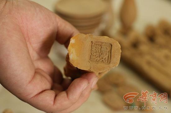 8月29日，榆林市公安局榆横分局沙河口派出所将正在售卖假文物的李某某带回派出所询问，其使用的文物全部从地摊上购买得来，自己做旧后在进行售卖。通讯员 尹晨强