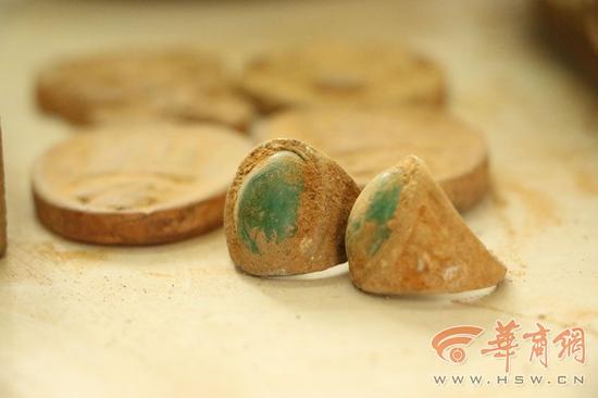 8月29日，榆林市公安局榆横分局沙河口派出所将正在售卖假文物的李某某带回派出所询问，其使用的文物全部从地摊上购买得来，自己做旧后在进行售卖。通讯员 尹晨强