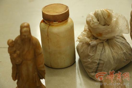 8月29日，榆林市公安局榆横分局沙河口派出所将正在售卖假文物的李某某带回派出所询问，其使用的文物全部从地摊上购买得来，自己做旧后在进行售卖。通讯员 尹晨强