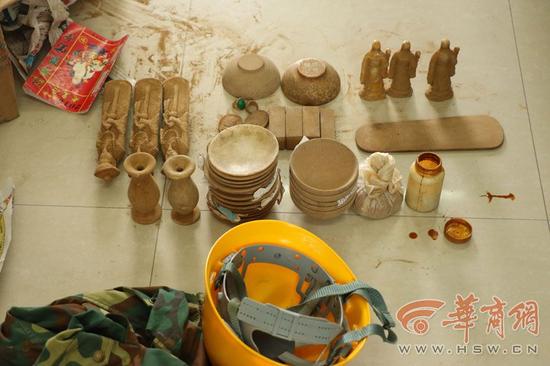 8月29日，榆林市公安局榆横分局沙河口派出所将正在售卖假文物的李某某带回派出所询问，其使用的文物全部从地摊上购买得来，自己做旧后在进行售卖。通讯员 尹晨强