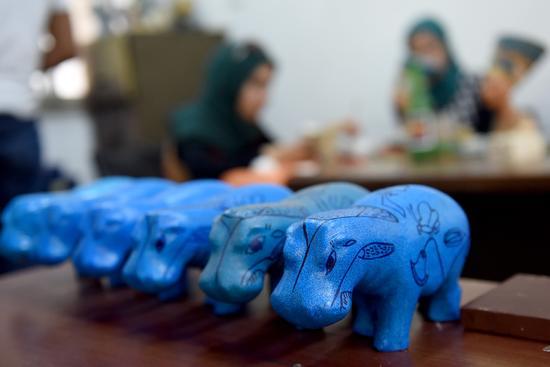 这是8月30日在埃及开罗古埃及艺术品复刻中心拍摄的蓝河马彩陶复制品。