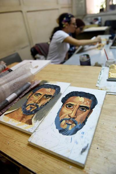 8月30日，两名女孩在埃及开罗古埃及艺术品复刻中心创作绘画作品。