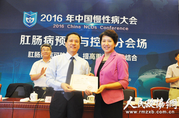 王笑频司长为安阿玥主任颁发聘书_副本