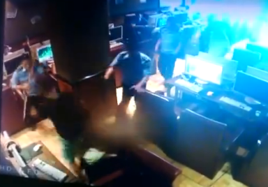 男子网吧内袭警后被击毙 官方回应:确有民警受伤