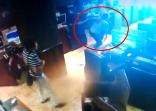 男子网吧内袭警后被击毙 官方回应:确有民警受伤