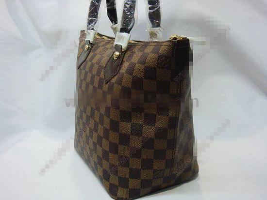 老太捡两万多元LV皮包 留下外包装袋扔掉皮包