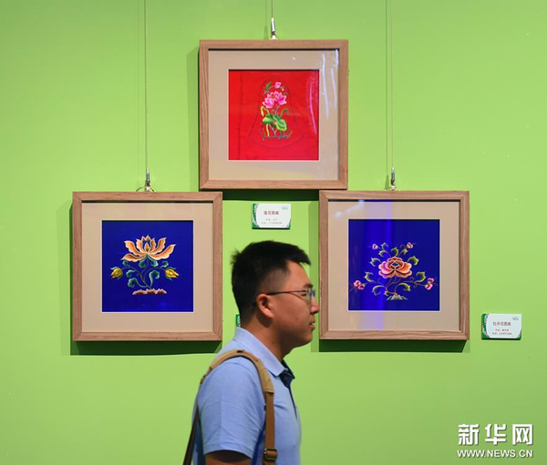 9月5日，观众从一组蒙古族传统刺绣作品前走过。