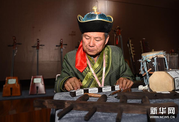 9月5日，内蒙古自治区级传承人胡庆海展示蒙古族拉弦乐器制作过程。