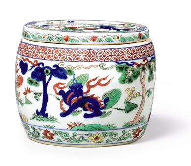 明万历 五彩瑞兽纹盖罐

　　《大明万历年制》款

　　径 14.6 公分