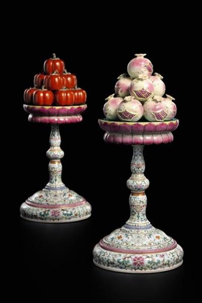 清乾隆 粉彩高足莲托像生柿子、石榴供盘一对

　　高 47.5 及 47.8 公分