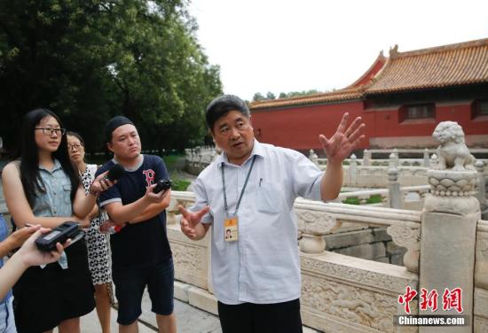 7月25日，故宫博物院院长单霁翔召开新闻发布会，详解故宫排水系统营造与维护中的“工匠精神”，并带领记者参观故宫排水设施。 中新社记者 杜洋 摄