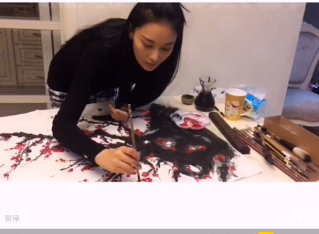 张馨予画梅花题材水墨画不顾头发碰到墨汁