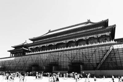 近日，故宫博物院对午门城楼由于雨水渗漏多处抹灰脱落的墙面进行修缮。施工人员选择游人较少的时间或者闭馆时进行作业，最大限度地避免影响游客参观。本报特约摄影 孙山