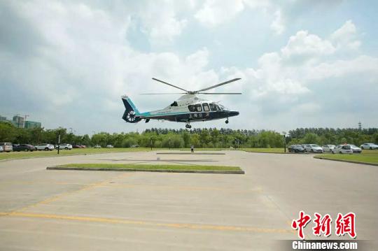 直升机迅速飞往瑞金医院总院停机坪接专家，阵阵轰鸣声中，2名医生1名护士快速登机，11分钟后，直升机已降落到位于郊区嘉定的瑞金医院北院?！∪鸾鸸┩?摄