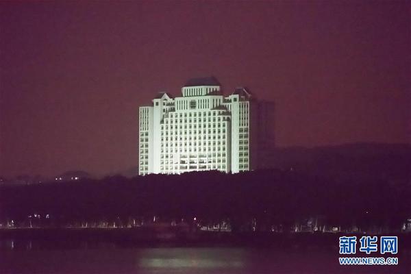 武汉大学爆破拆除一高层教学楼