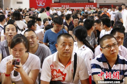 不少无锡市民仍在观望，希望房价回归理性?！∷锶?摄