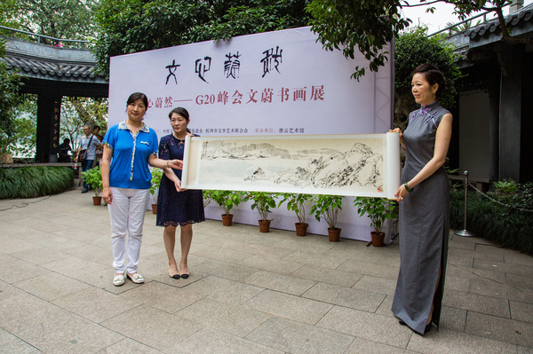 文蔚向唐云艺术馆捐赠作品《西湖山水诗意》