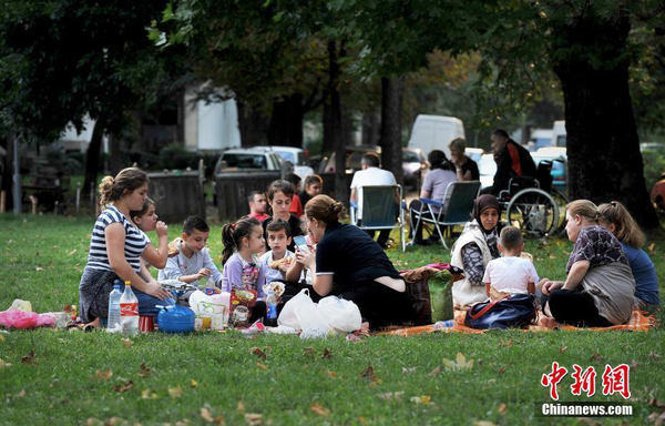 马其顿发生5.3级地震 民众前往公园避难2