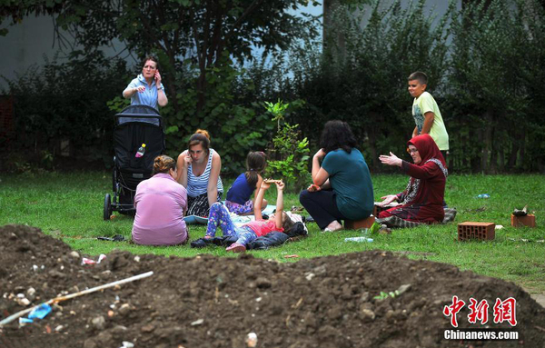 马其顿发生5.3级地震 民众前往公园避难3