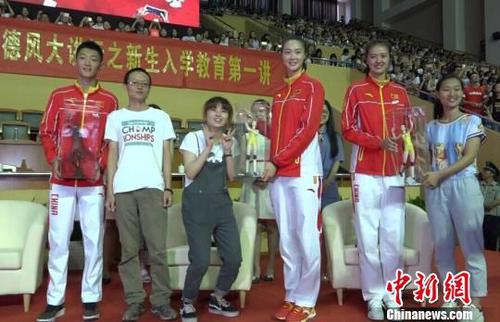 三位奥运健将返回母校，令南京师范大学的同学们全场失控，齐声大喊偶像名字。　李珂 摄