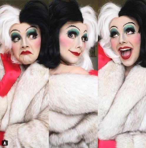 图为理查德带着黑白两色的假发，扮演皇后。