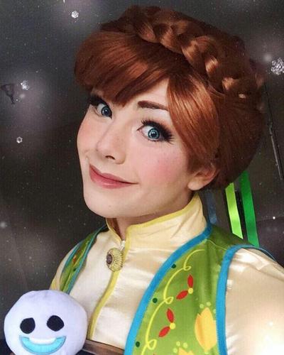 完成这样一套造型，除了精致的妆容，假发和戏服也是必不可少的。