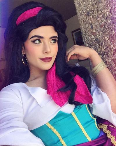 理查德在加利佛尼亚州学习设计。他经常在Instagram上晒自己的定妆照，已拥有近20万粉丝，每张照片点赞近万。图为理查德在巴黎参加演出，扮演《钟楼怪人》中的角色。