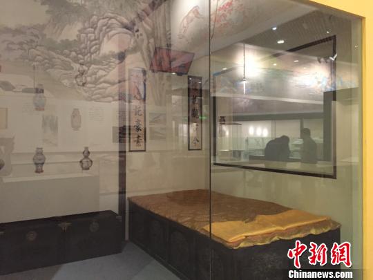 正在布置的展览一角。　徐杨祎　摄